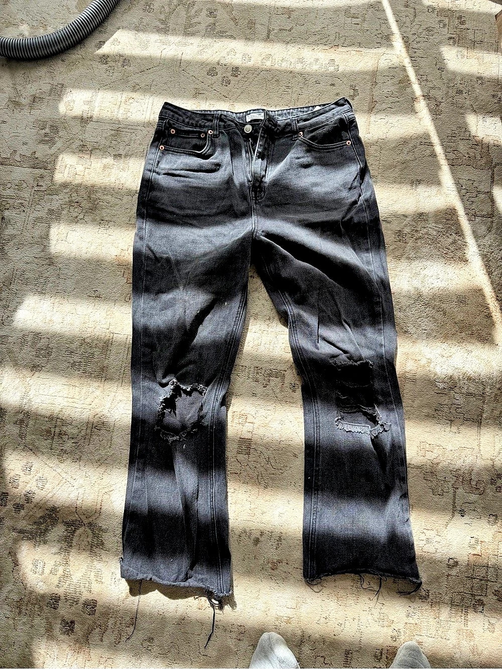 Avec les filles Jeans Distressed Straight Leg Jeans in Black